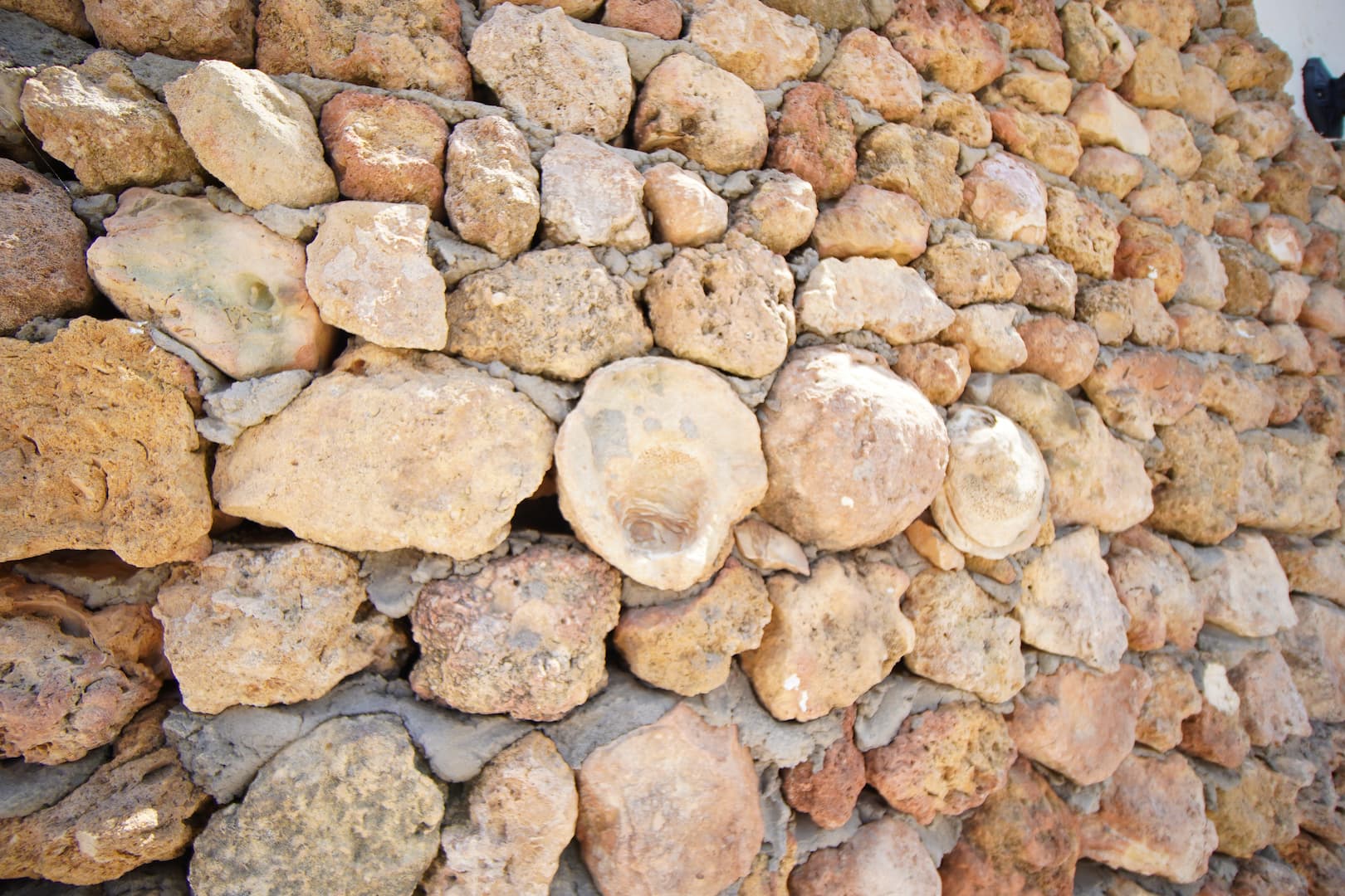 Mur en pierres naturelles de la résidence