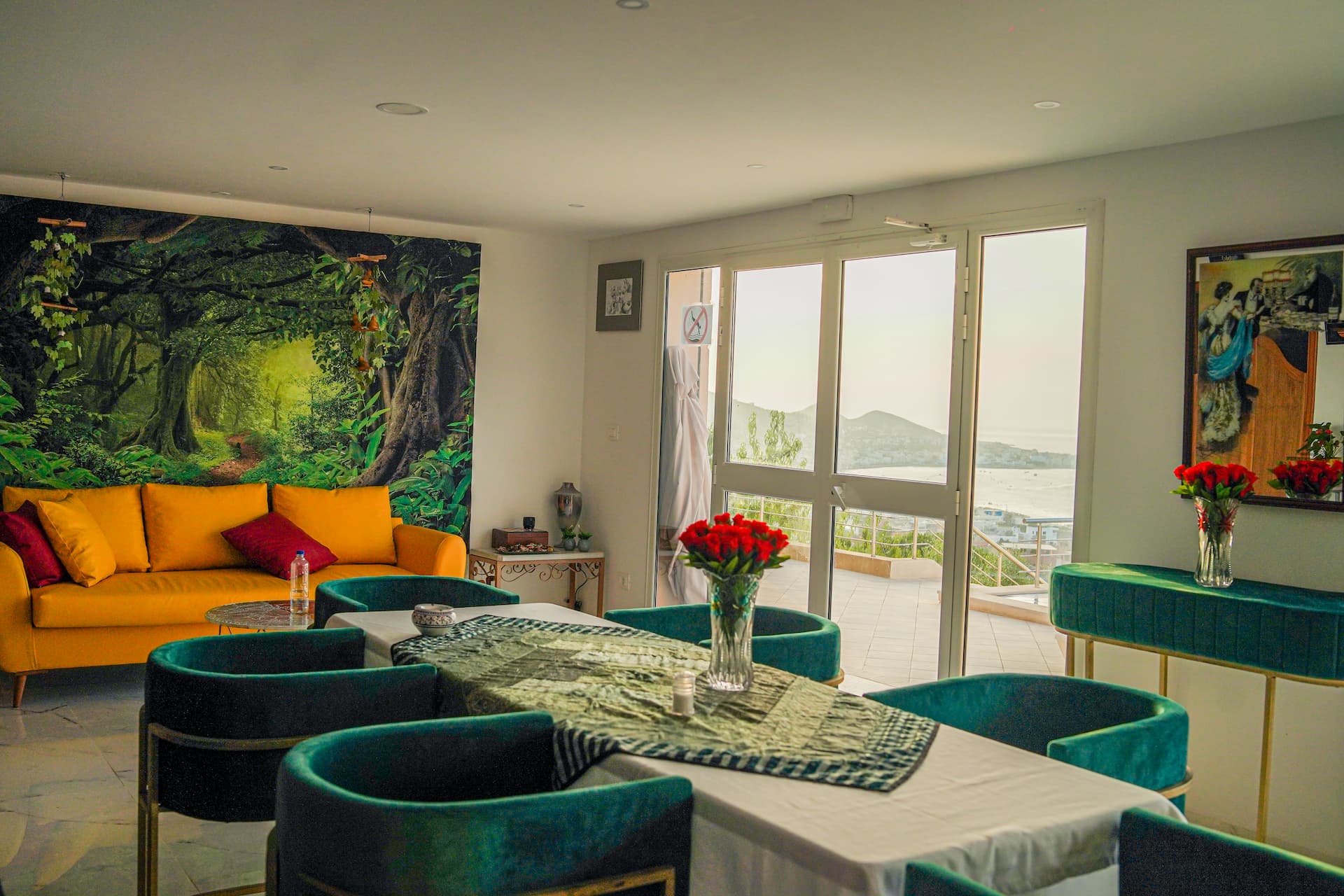 Salle à manger lumineuse avec vue sur la mer