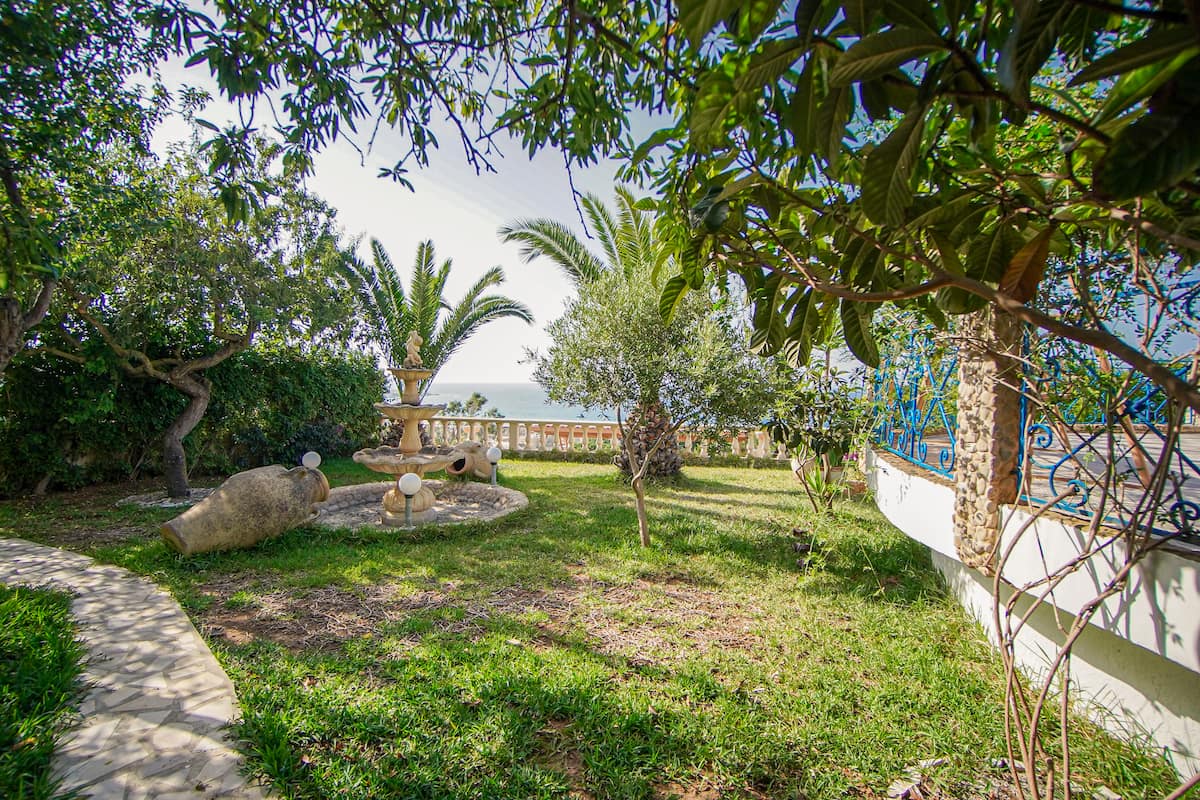 Jardin arboré de la Villa Phénicia avec sa fontaine