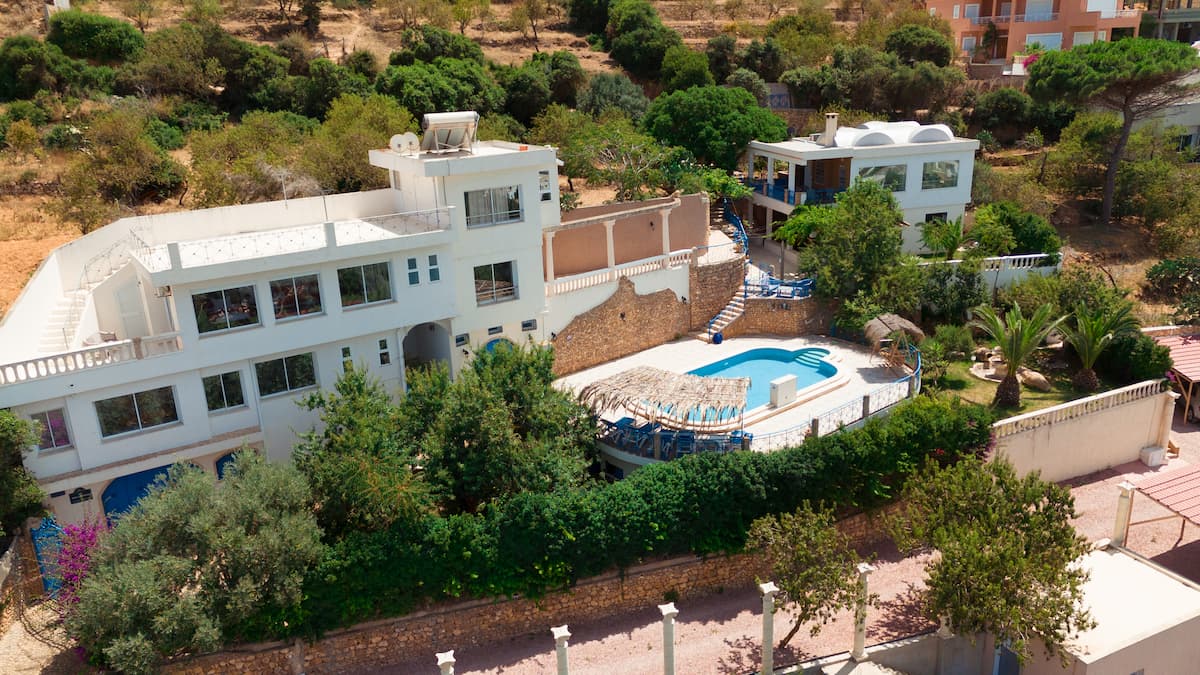 Vue aérienne de la Villa Phénicia et de sa piscine