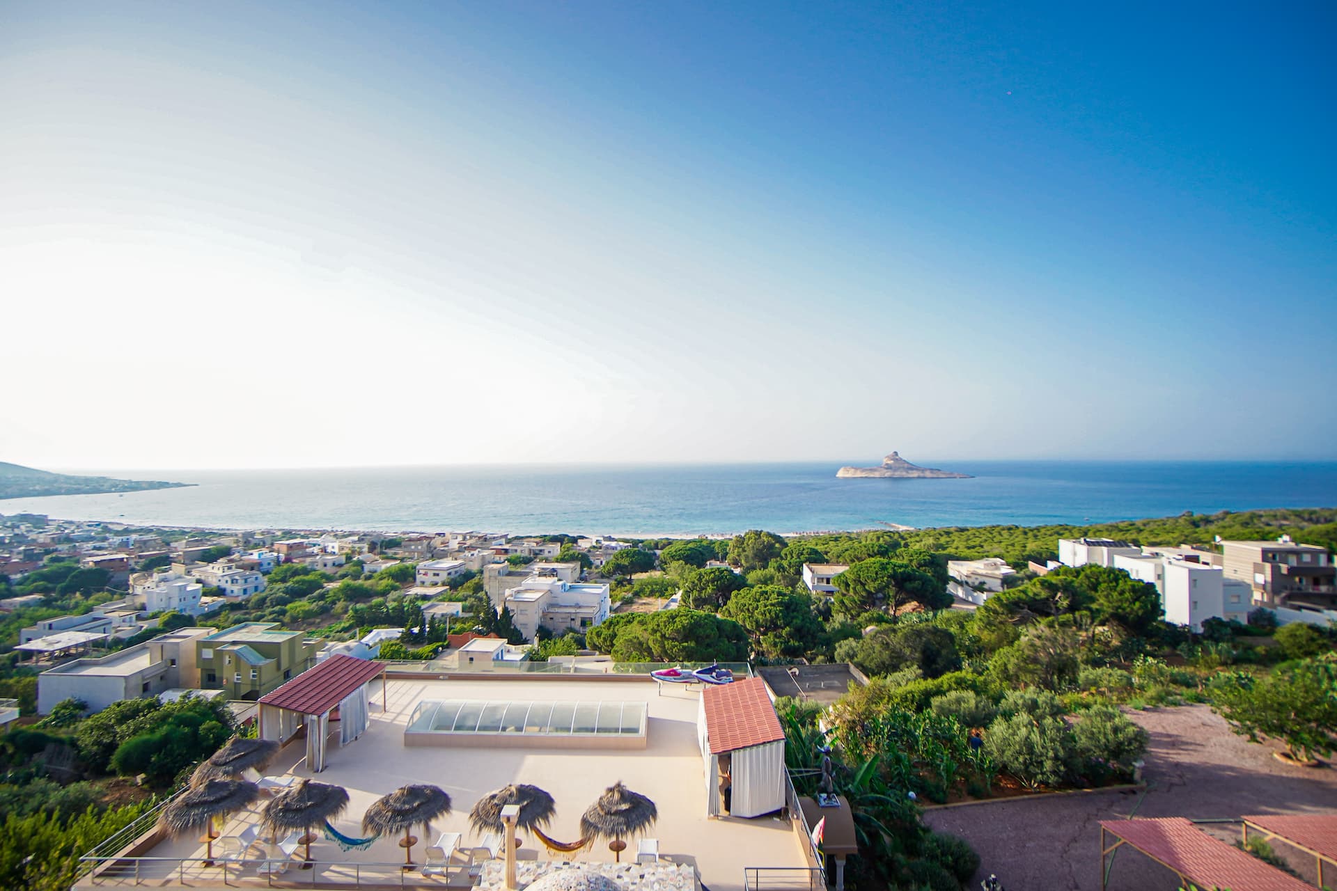 Vue panoramique sur la mer et l'île de Pilau depuis Mille ou une Nuit, Rafraf