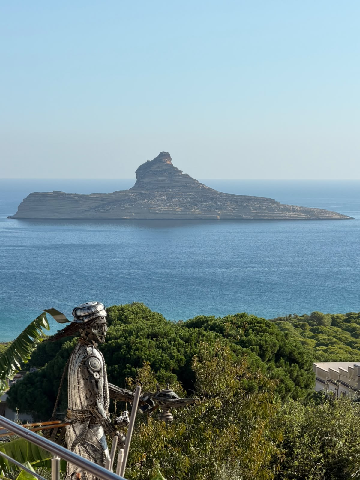 Statue face à la mer et à l'île de Pilau, à Rafraf